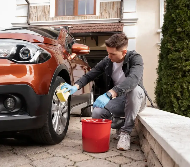 Lavage auto à domicile Laure-Minervois : professionnel intervenant sur un véhicule